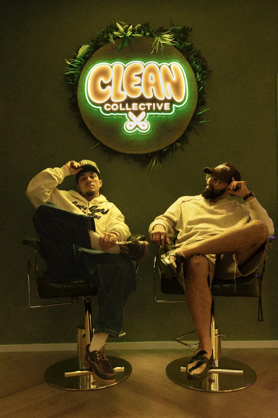 Luigi und Nico im Clean Collective unter dem Neon-Logo